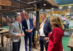 Burgemeester Gido E. Oude Kotte en wethouder Sven Spaargaren van de Gemeente Aalsmeer brachten ook een bezoek aan de beurs. Ze maakten onder leiding van Monique van Weerdenburg (rechts) van Greenport Aalsmeer een rondje over de beurs en gingen in gesprek met de exposanten, waaronder Aswin Endeman van Afriflora.